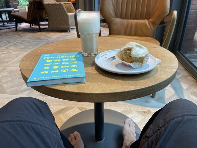 Buch lesen im Café