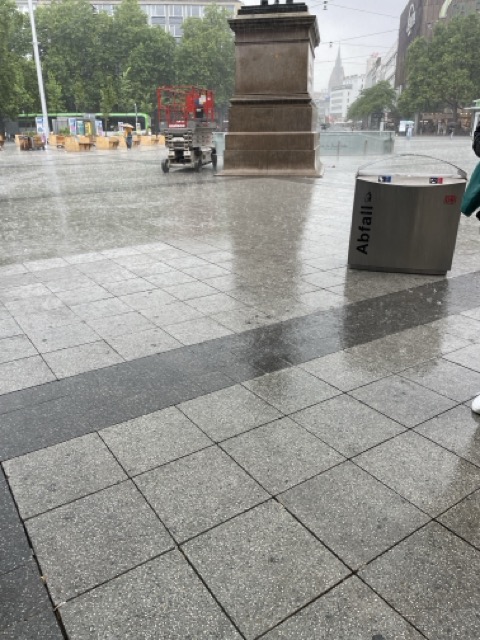 Regenschauer vor dem Hannover Hauptbahnhof