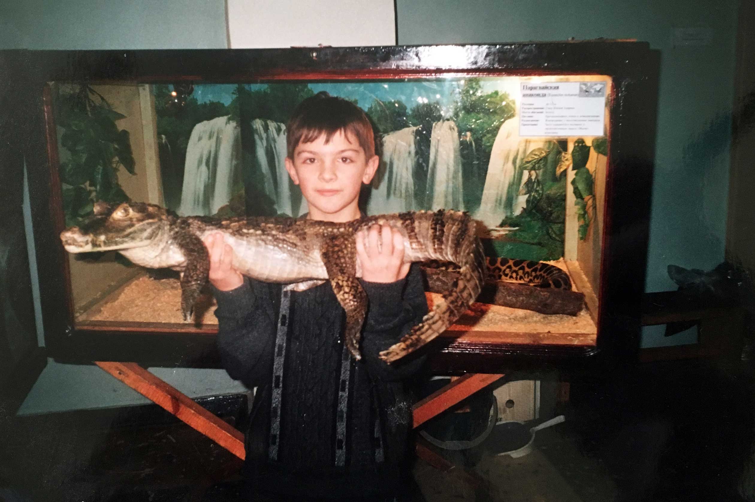 Alexander Fufaev hält Krokodil in der Hand