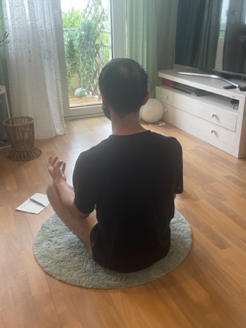 Alexander Fufaev macht eine lange Meditation