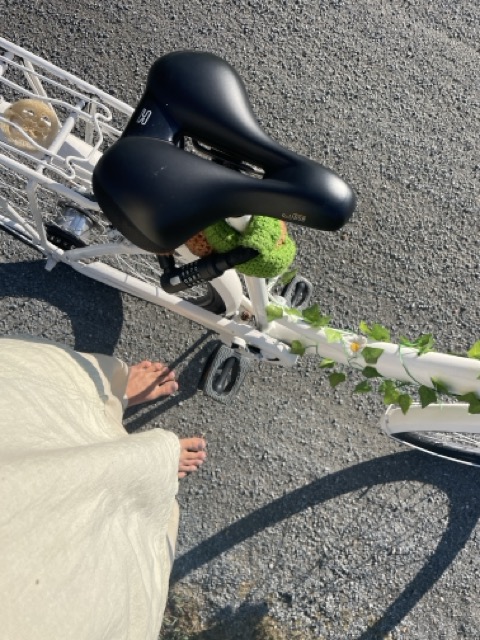 Barfuß auf dem Fahrrad
