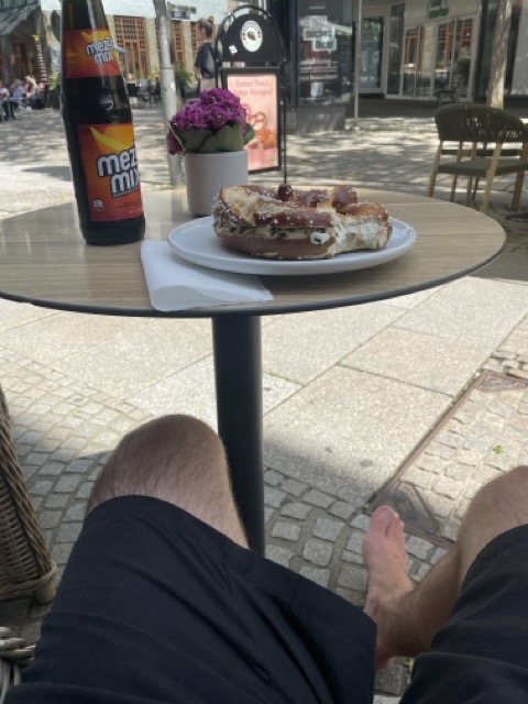 Fufaev in Hildesheim im Espresso House und isst eine Brezel mit Mezzo Mix