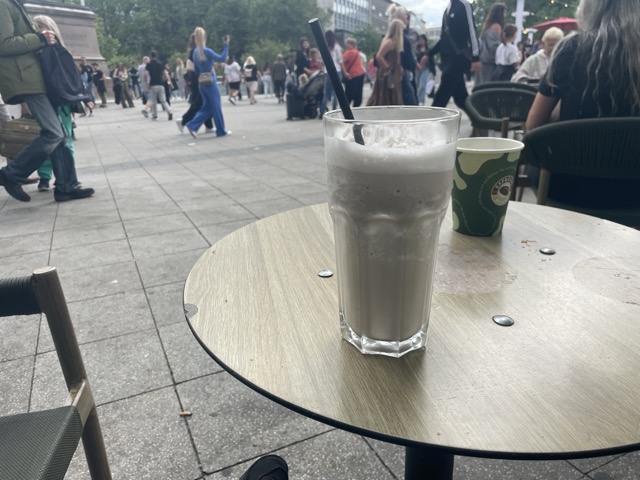 Frapino im Espresso House am Hannover Hbf während des CSD-Straßenfestes