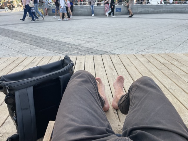 Alexander Fufaev sitzt in der Strandbar am Hannover Hbf