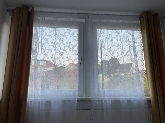 Gardinen bleiben immer offen.