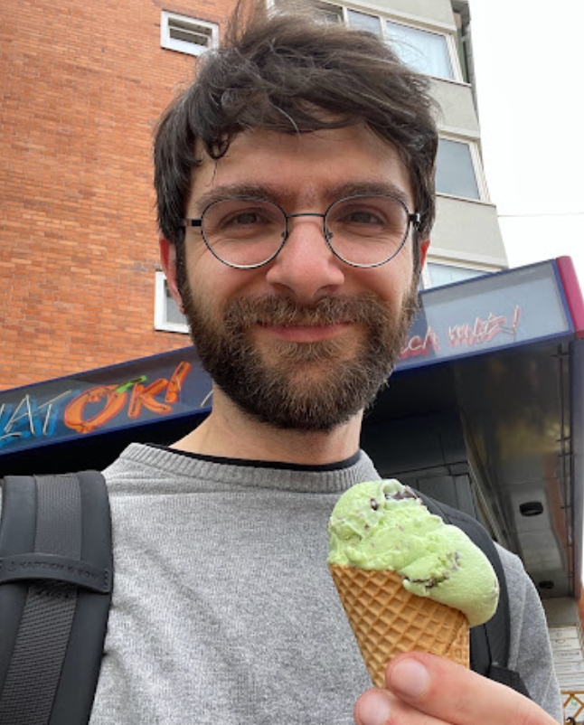 Alexander Fufaev isst Eis von GELATOK! (Mai 2023)