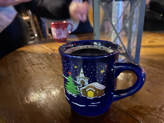 Glühwein auf dem Weihnachtsmarkt trinken