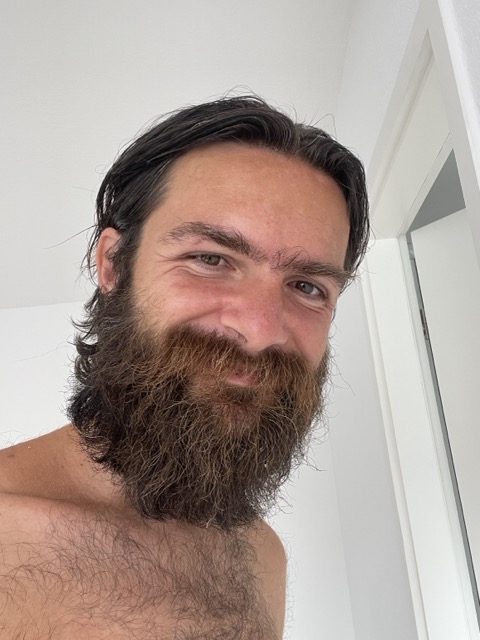   haare mit Händen kämmen