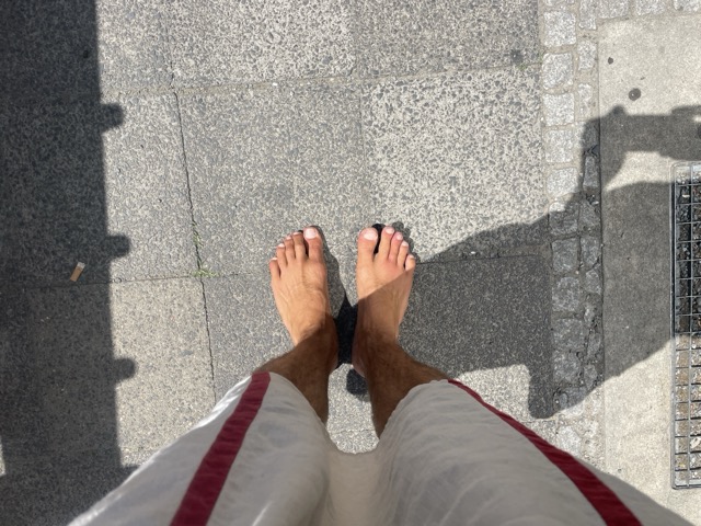Barfuß auf 45 Grad heißen Pflastersteinen.