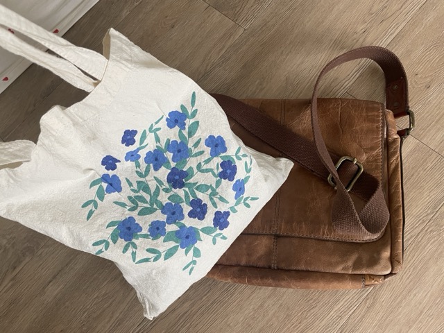 Mit Stofftasche unterwegs