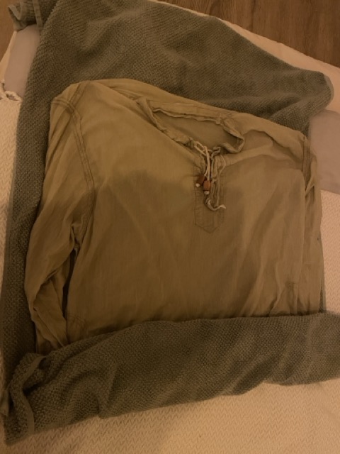 Nasse Kleidung ins Handtuch wickeln