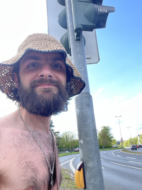 oberkörperfrei an der ampel