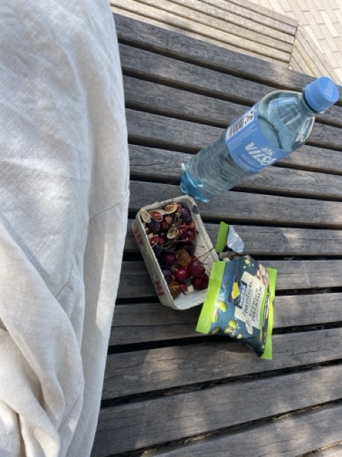 Nüsse und Obst essen