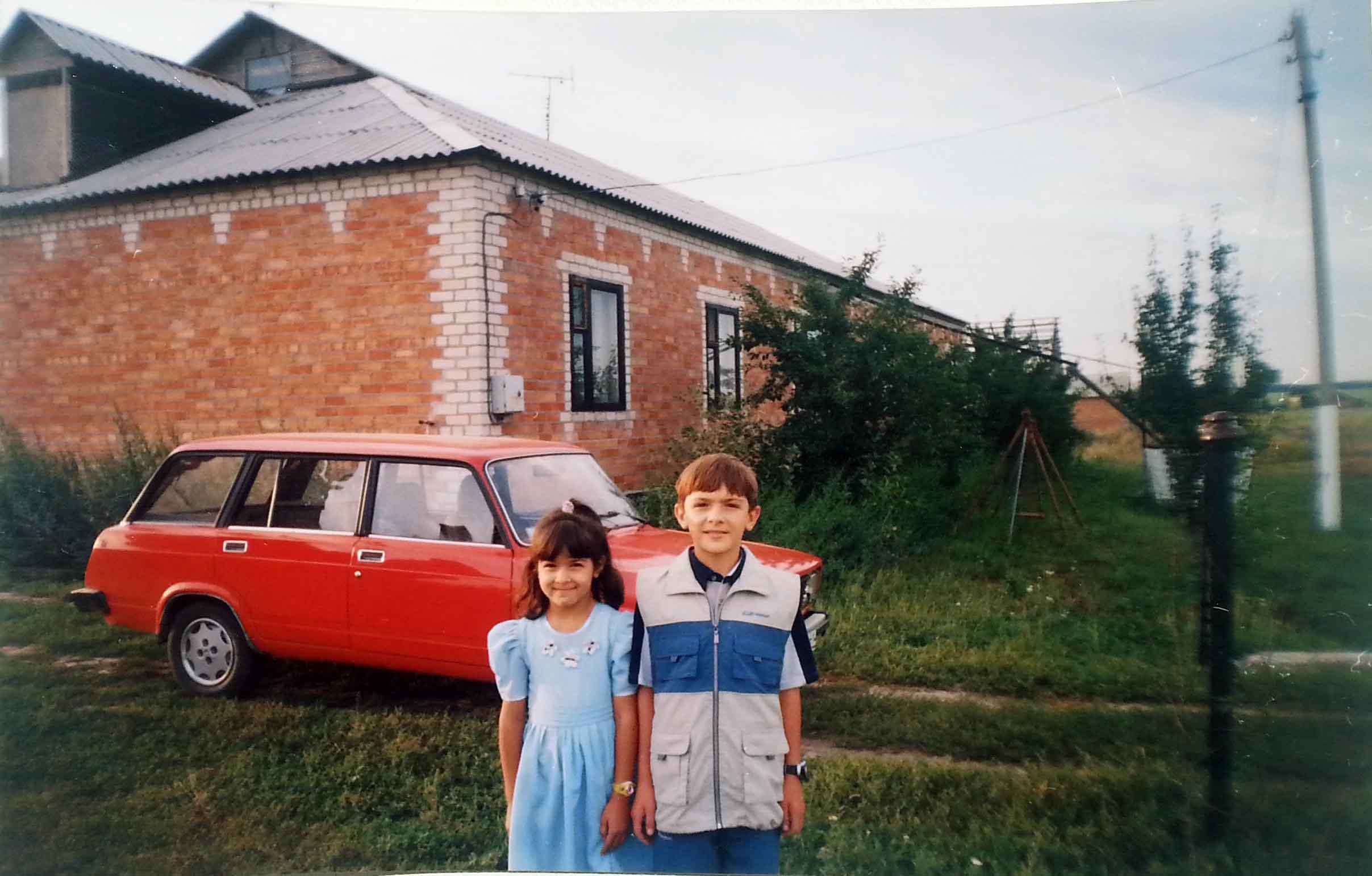 Alexander Fufaev und seine Schwester vor dem Haus der Großeltern in Kharkovskiy