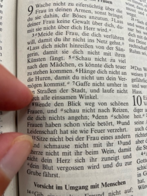 sich von schönen Frauen nicht ablenken lassen