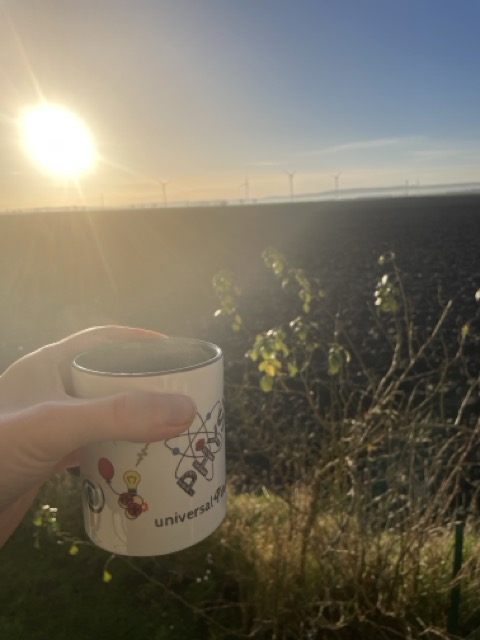 Sonne und Kaffee genießen auf dem Balkon