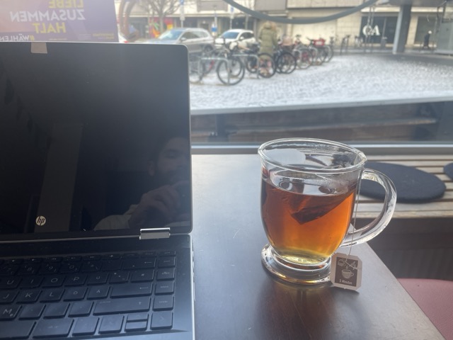 Tee trinken in der kreuzbar