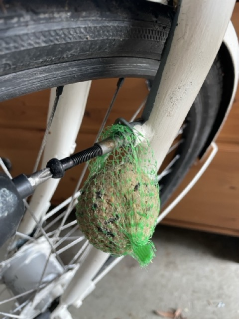 Vogel-Knödel am Fahrrad anbringen