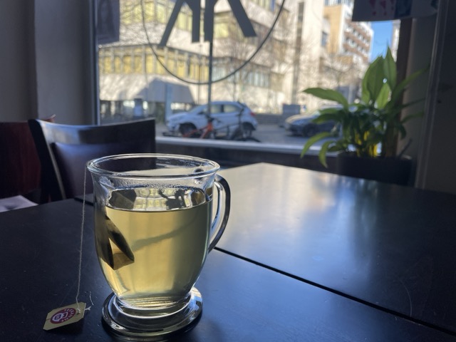 Weißen Tee trinken